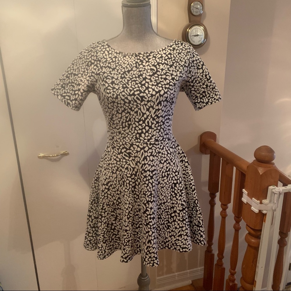 Guess Black & White Leopard Print Short Sleeve Dress